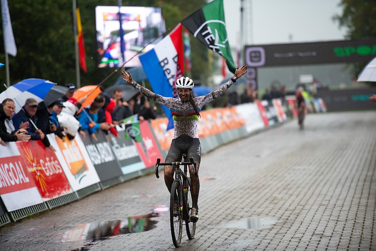 De wereldkampioene opent met de zege in Gieten