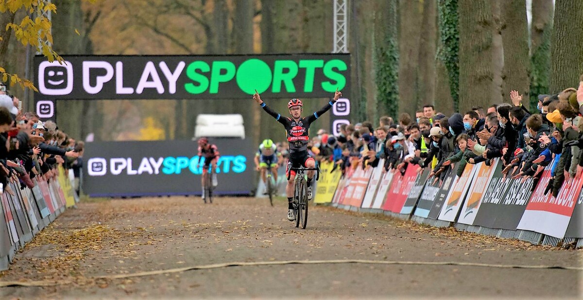 Iserbyt grijpt ook de zege in de Aardbeiencross