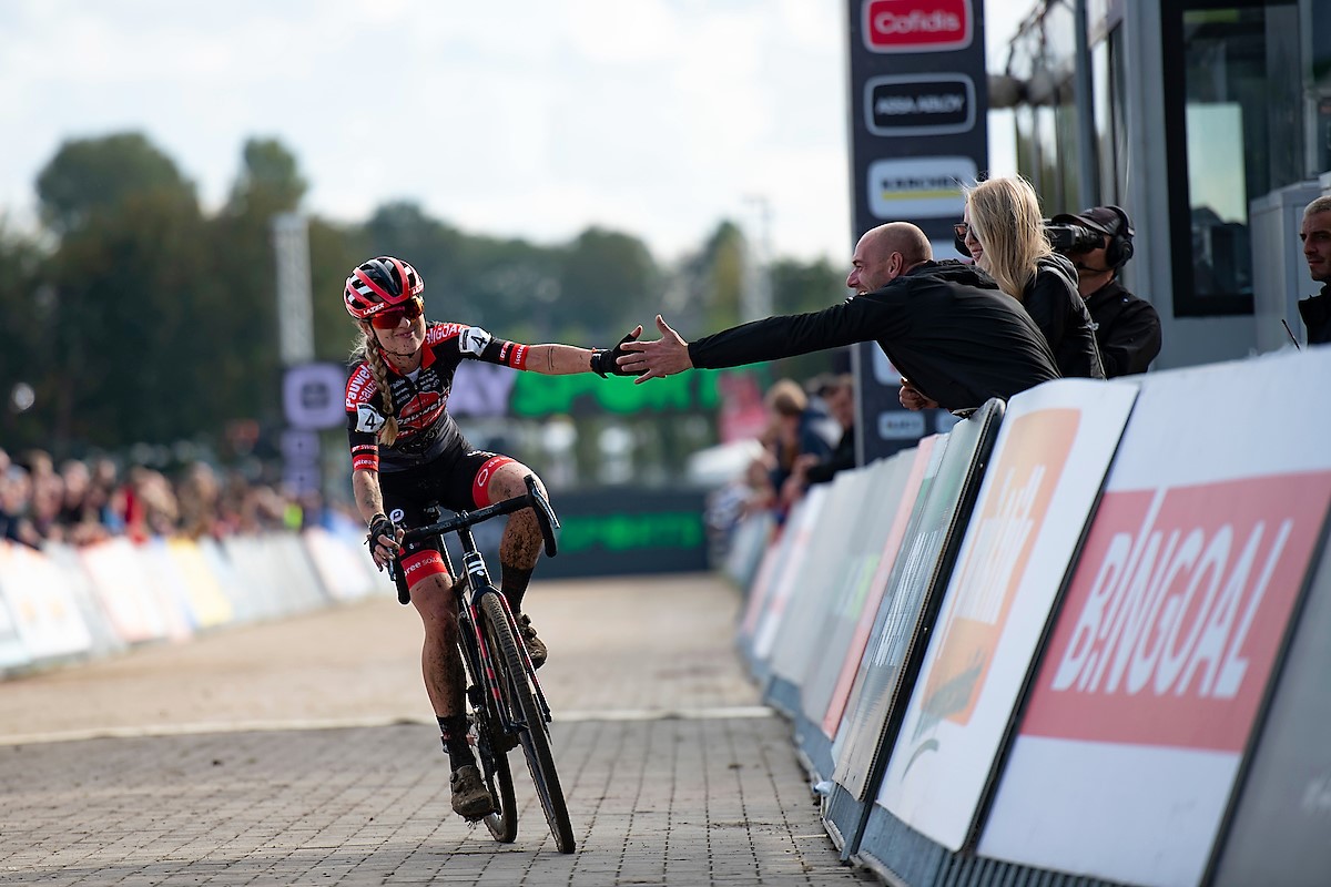 Denise Betsema pakt de zege en de leidersplaats in Ruddervoorde