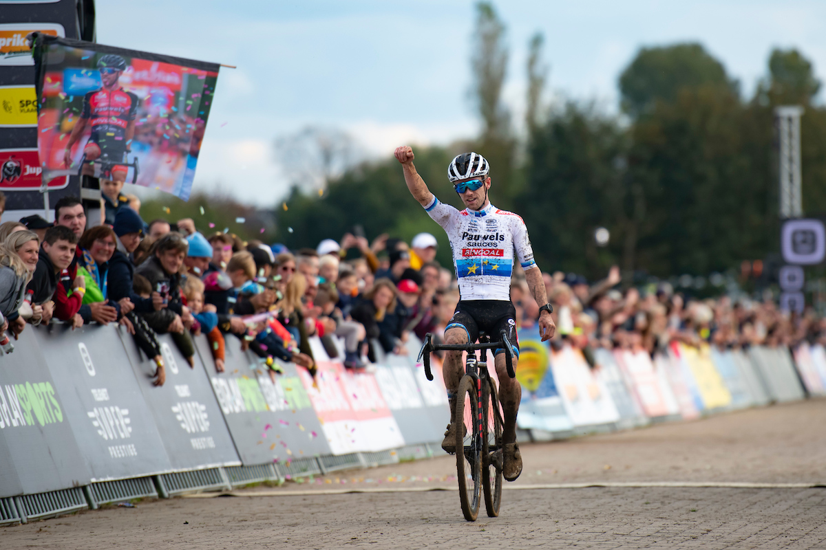 Eli Iserbyt wint in Ruddervoorde en leidt nu ook in de Superprestige