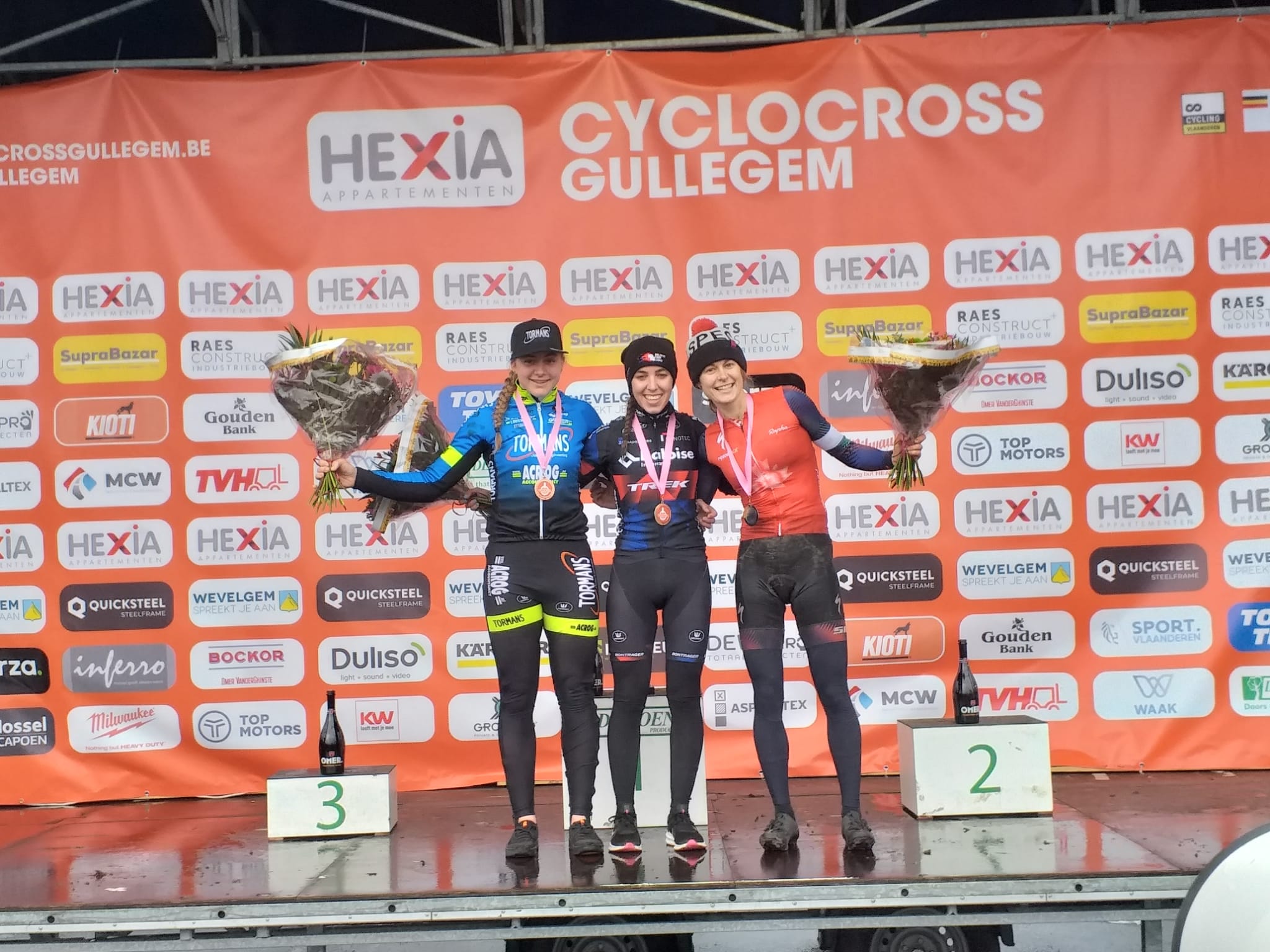 dames podium.jpeg (354 KB)