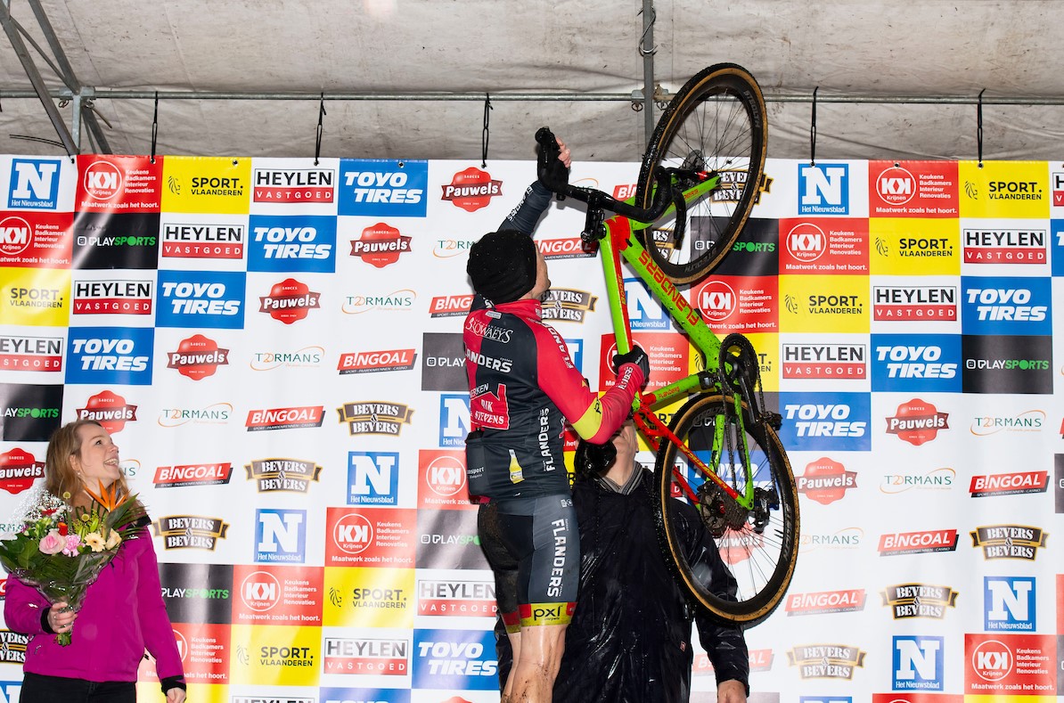 Kenneth Van Compernolle hangt de fiets aan de haak