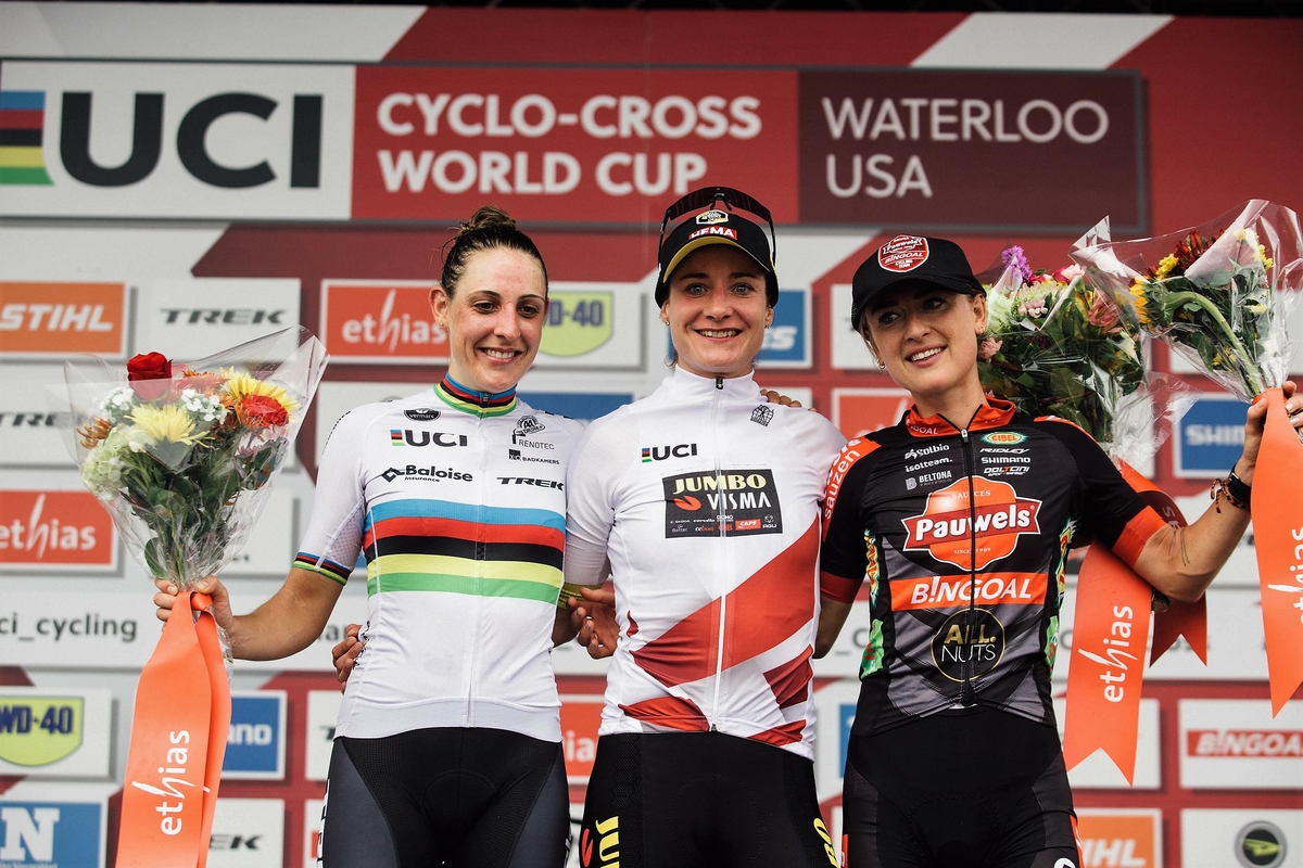 podium dames credit BH.jpg (705 KB)