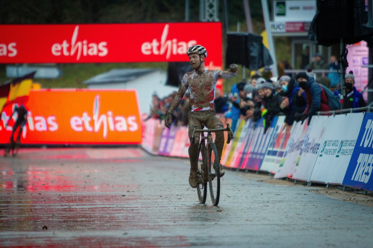 Eli Iserbyt wint in Besançon na een knap duel met Toon Aerts