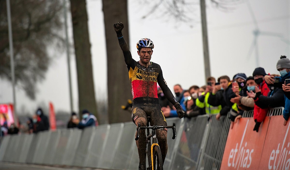 Wout van Aert solo naar winst in Dendermonde