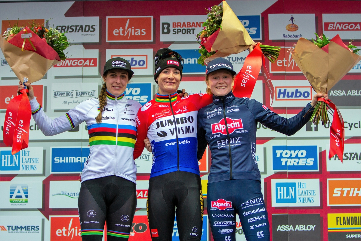 Hoogerheide 2022 podium dames credit Yefrri.jpeg (859 KB)