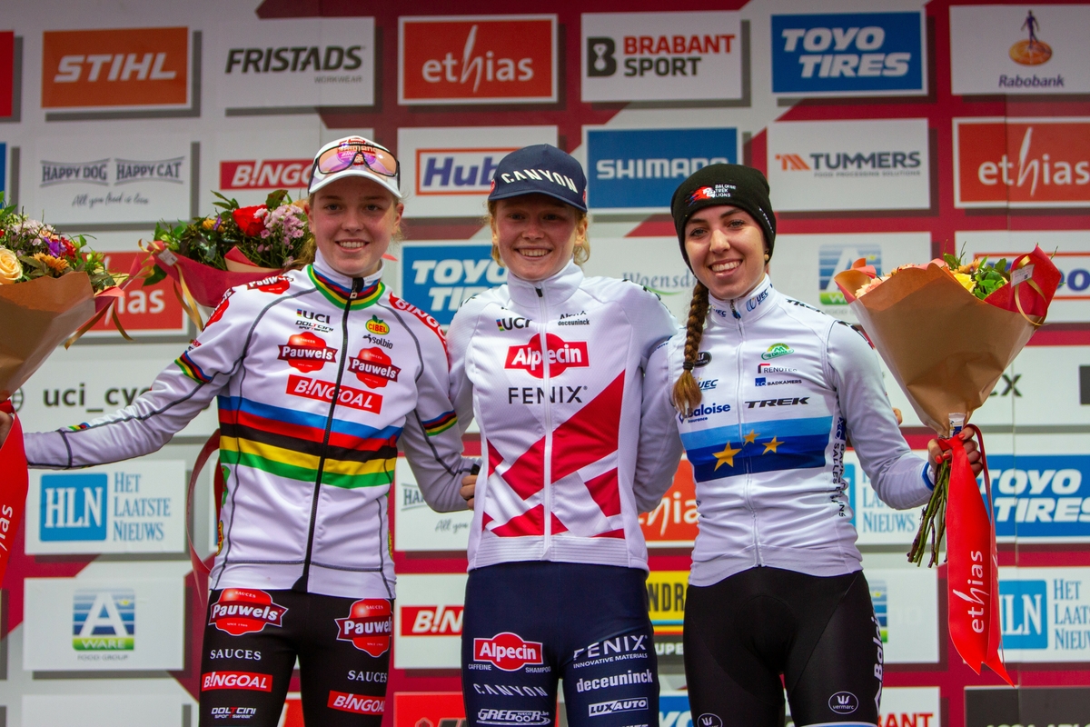 Hoogerheide 2022 podium eindstand U23 dames credit Yefrri.jpeg (778 KB)