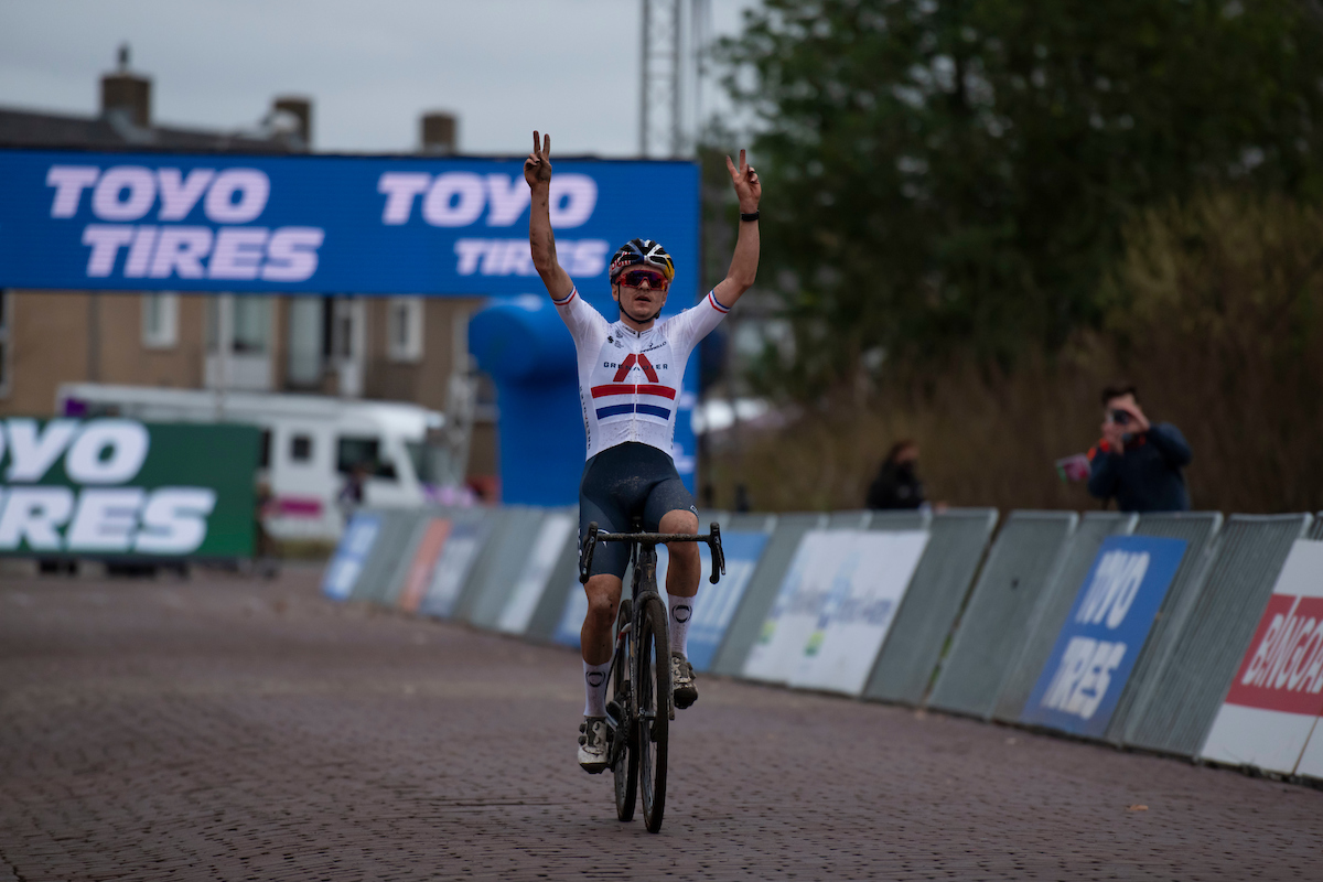 Tom Pidcock scoort in Hulst