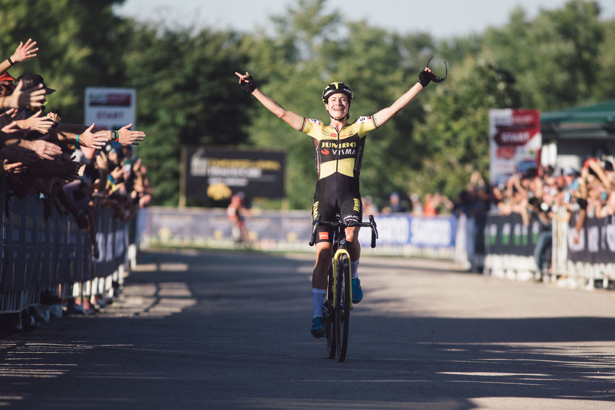 Marianne Vos wint en neemt leiderstrui terug in Iowa City