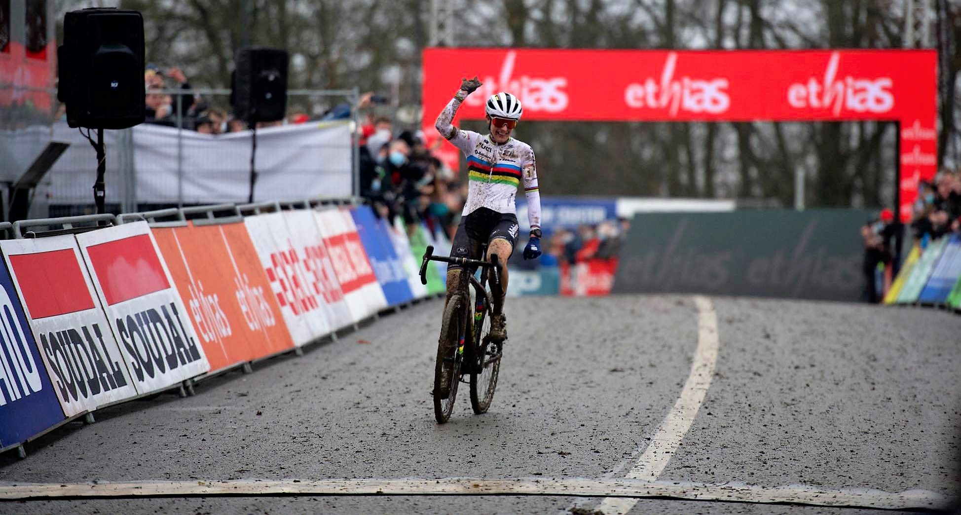 Lucinda Brand domineert de Citadelcross