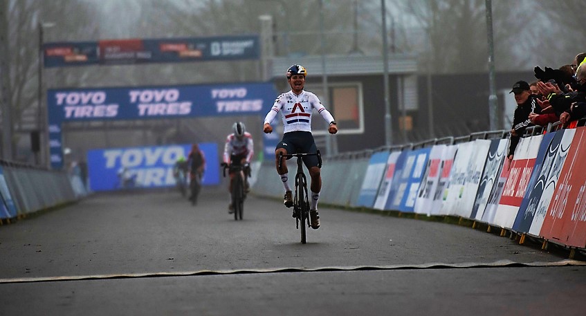 Tom Pidcock haalt de wereldbekerzege binnen in Rucphen