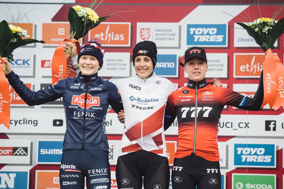 podium dames credit Balint.jpg (683 KB)