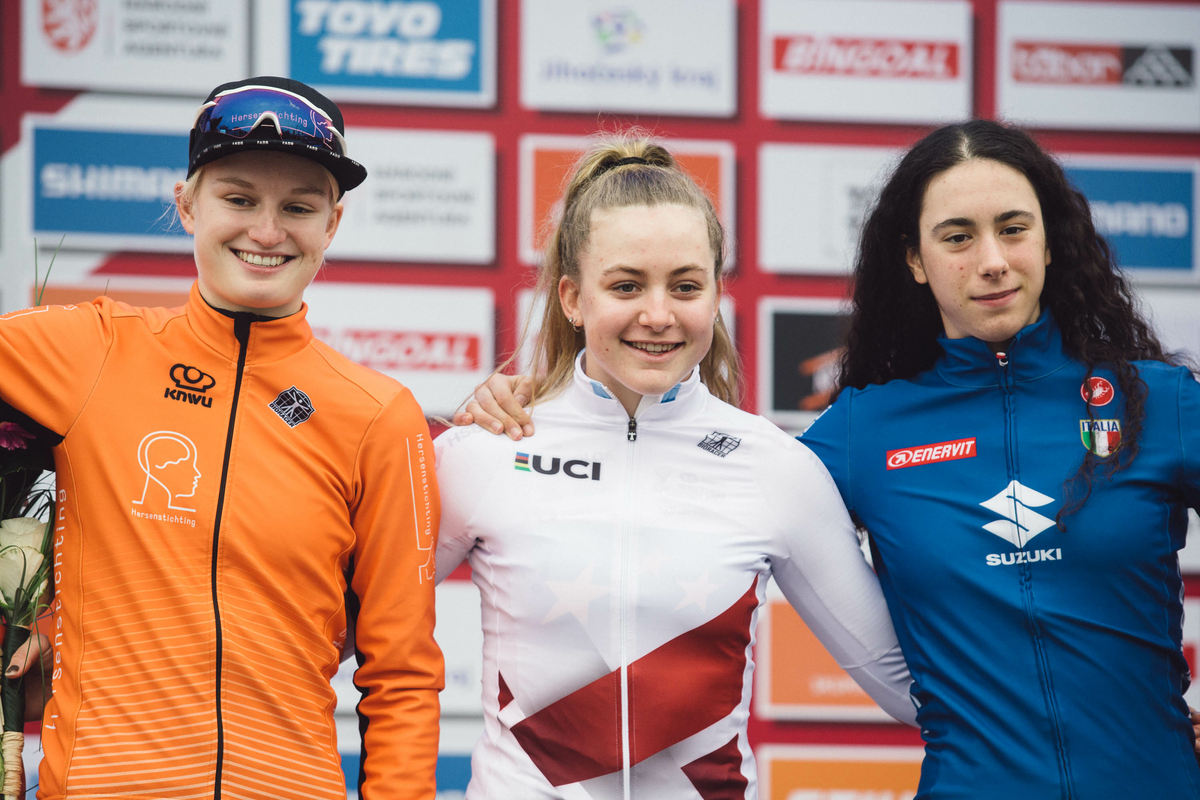 podium juniores dames credit Balint.jpg (923 KB)