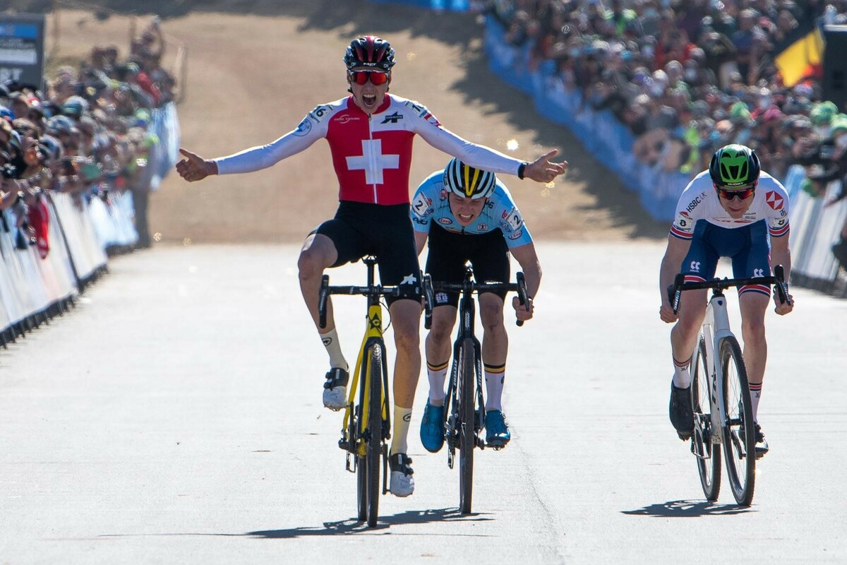 Zwitser Jan Christen is de juniorenwereldkampioen veldrijden 2022