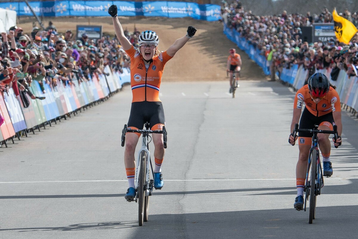 Puck Pieterse spurt naar Wereldtitel veldrijden U23 dames