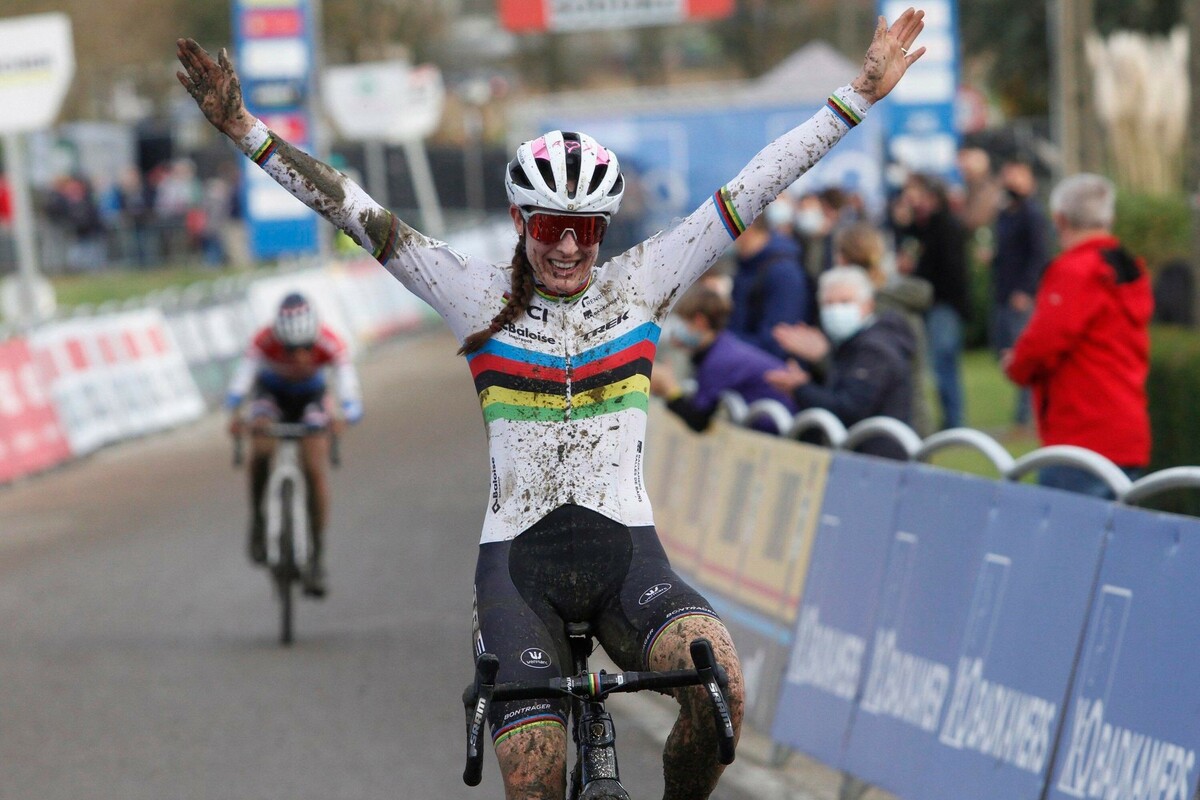 Lucinda Brand zegeviert op de Balenberg