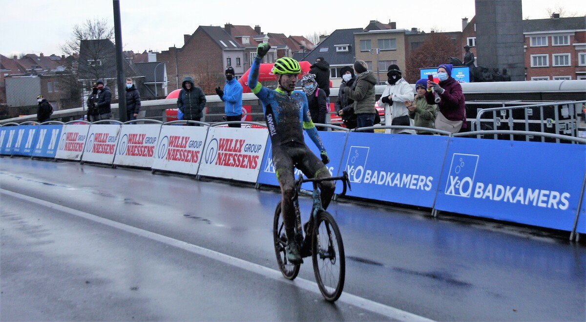 Kenay De Moyer juicht als eerste op de Groeningebrug