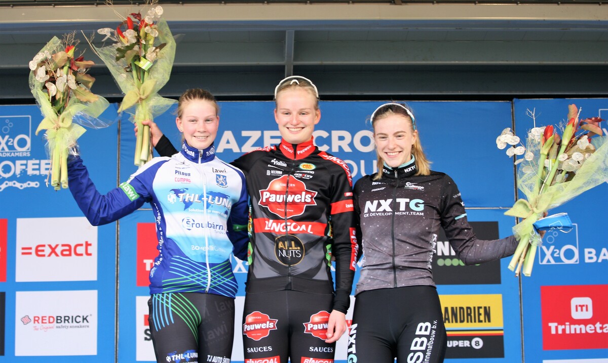 Leonie Bentveld solo naar winst in de Azencross Loenhout 