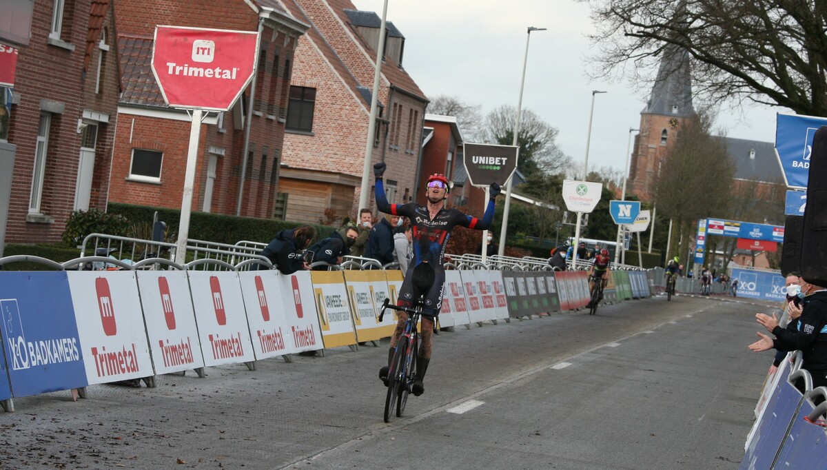 Thibau Nys haalt de zege binnen in Loenhout