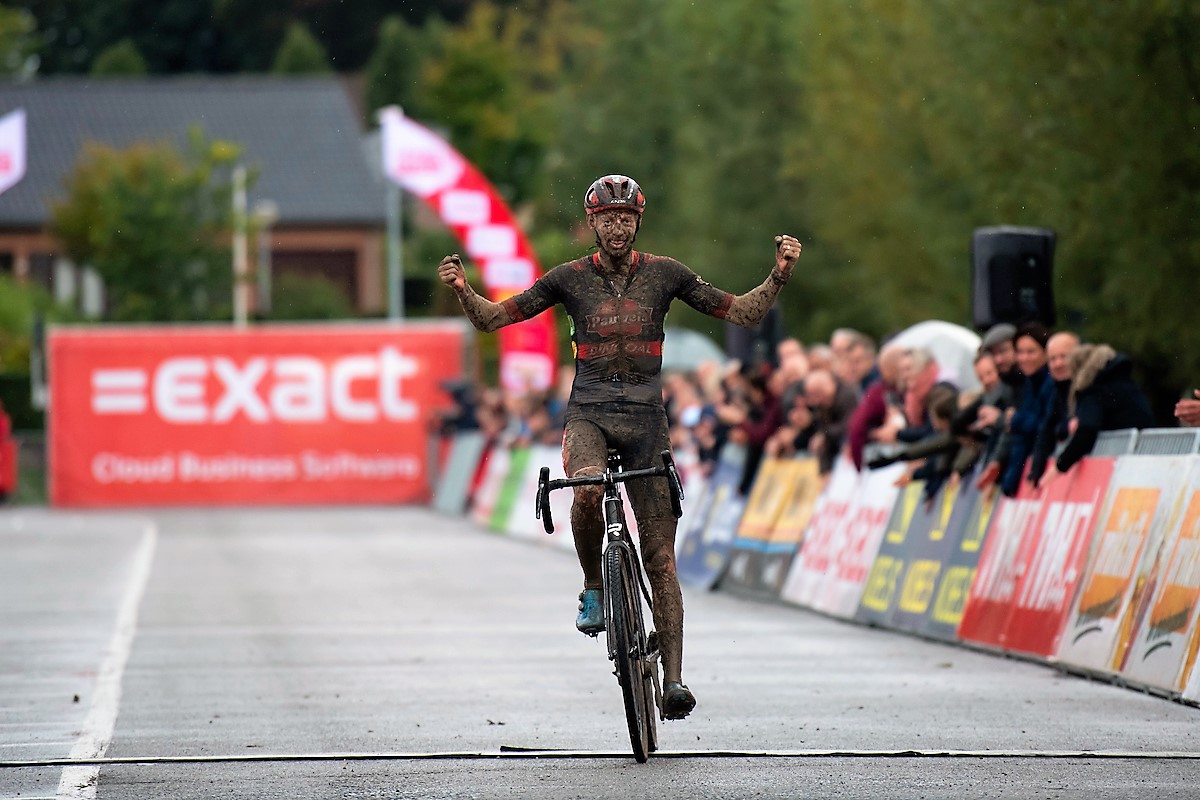 Sterke Vanthourenhout soleert naar overwinning in opener Exact cross