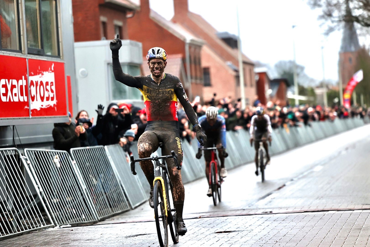Van Aert wint majestueuze sprint in Loenhout