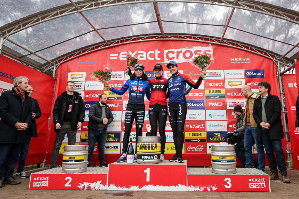 Podium dames.jpeg (298 KB)