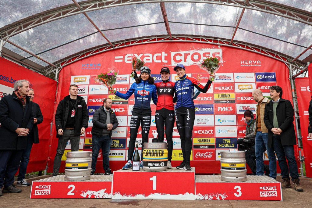 Sint-Niklaas 23 podium dames credit Yefrifotos.jpeg (291 KB)