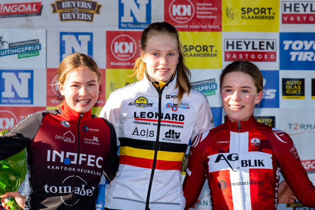 OOS_2711 podium meisjes.jpg (225 KB)