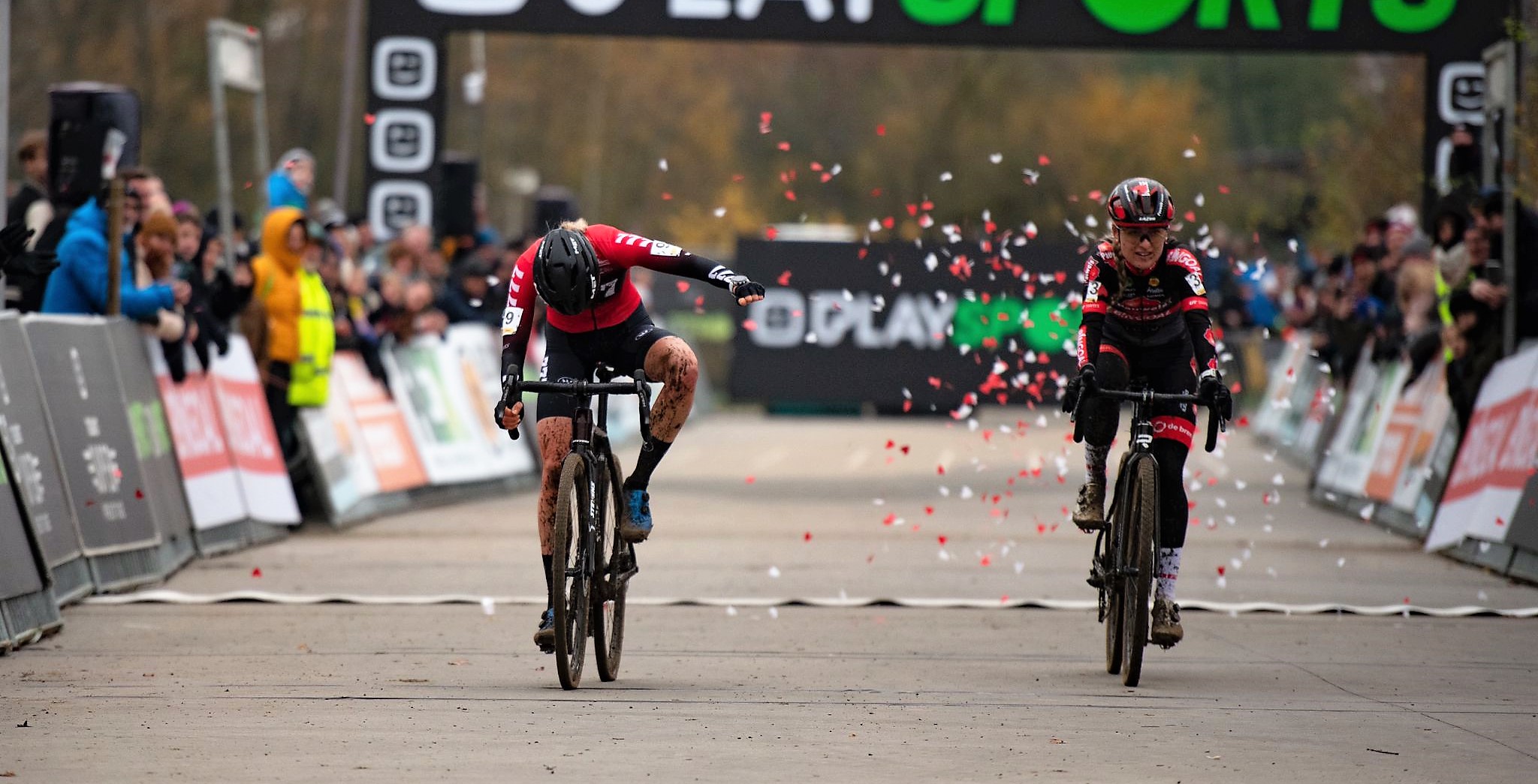 Aniek van Alphen grijpt superprestigezege in Boom