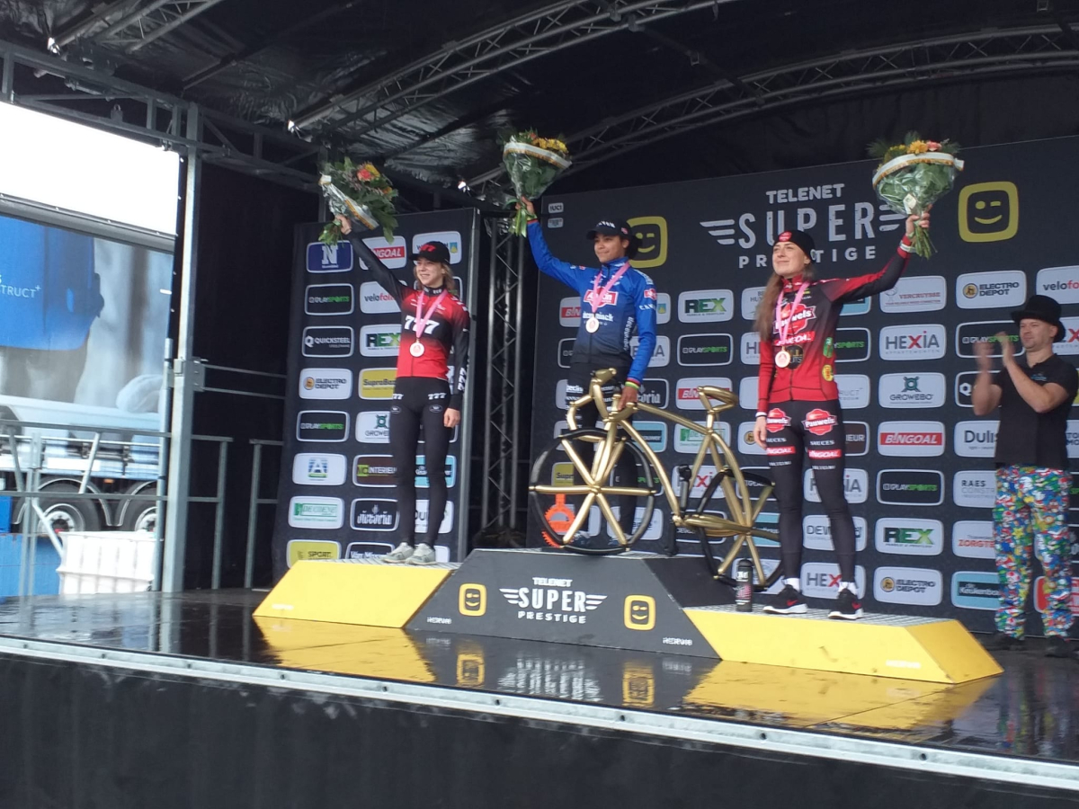 dames gullegem podium.jpeg (780 KB)