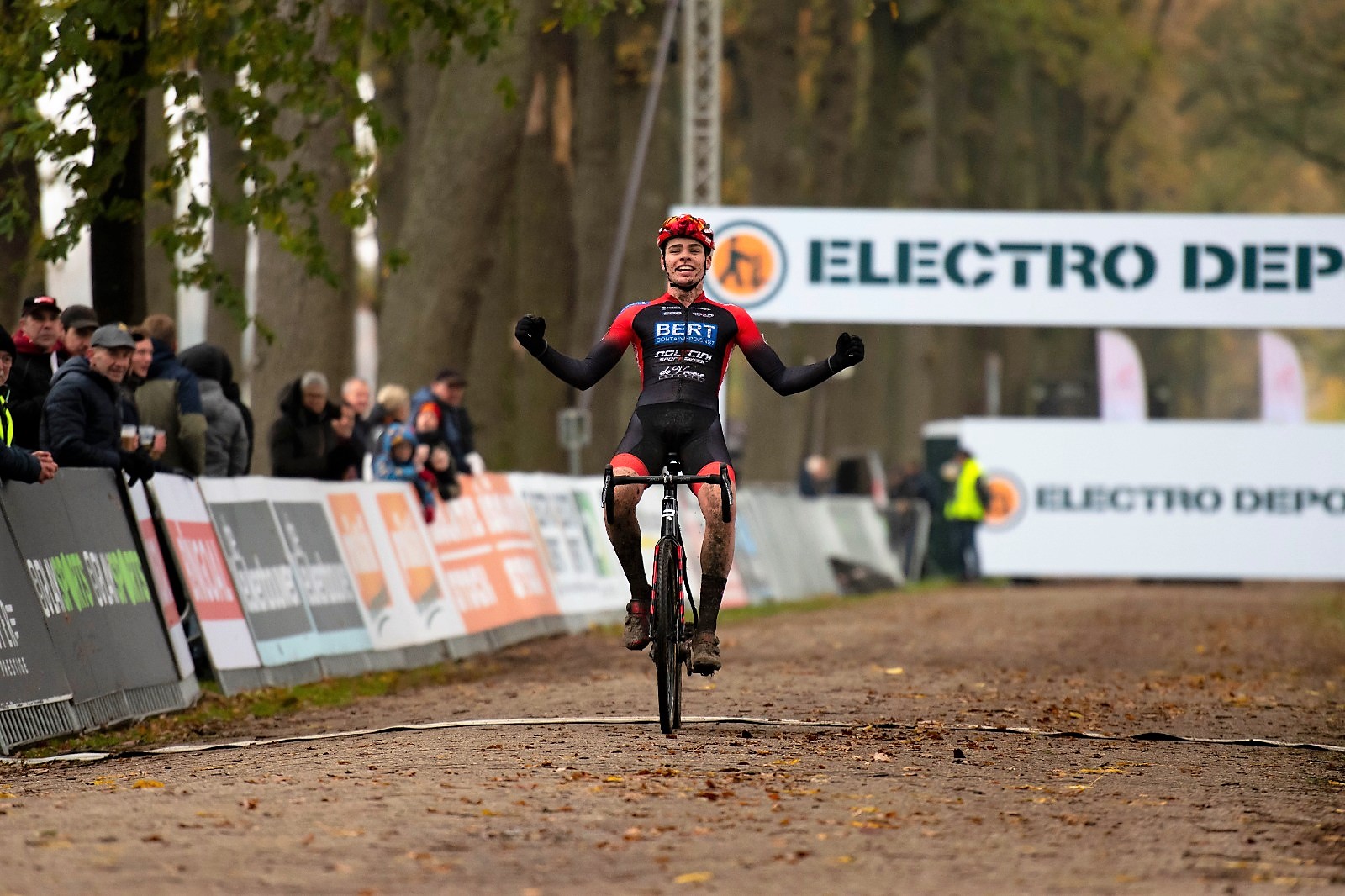 Wies Nuyens soleert naar de zege in de Aardbeiencross