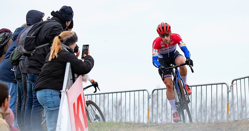 Trotse winnaar Superprestige veldrijden 2022-2023 > Lars van der Haar