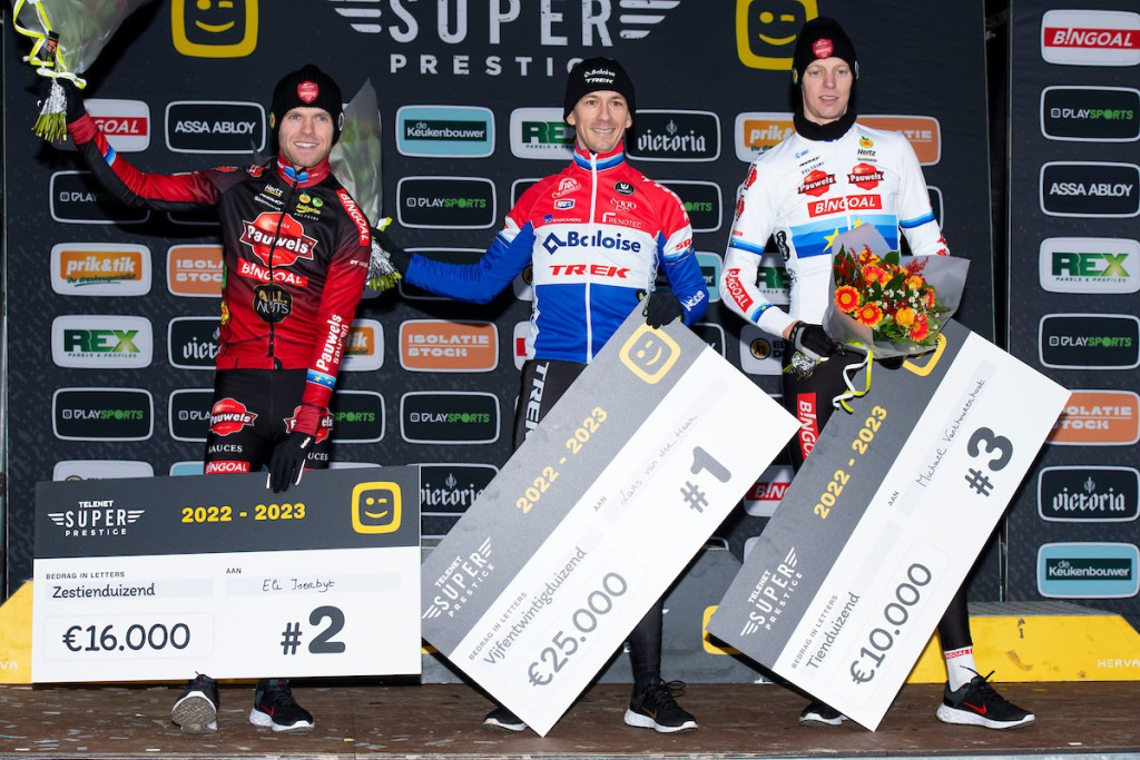 MID_0839 eindpodium superprestige.jpg (246 KB)