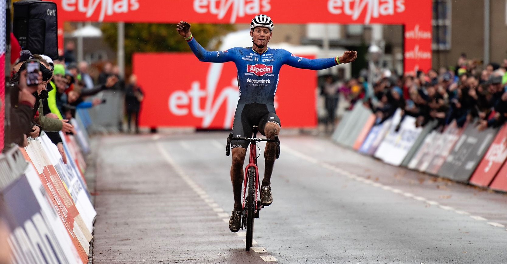 Mathieu van der Poel scoort meteen