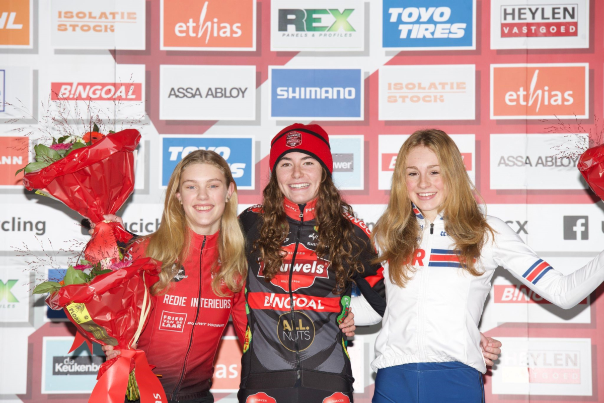WB Antwerpen 22 podium junioren dames credit TFoto.jpeg (810 KB)