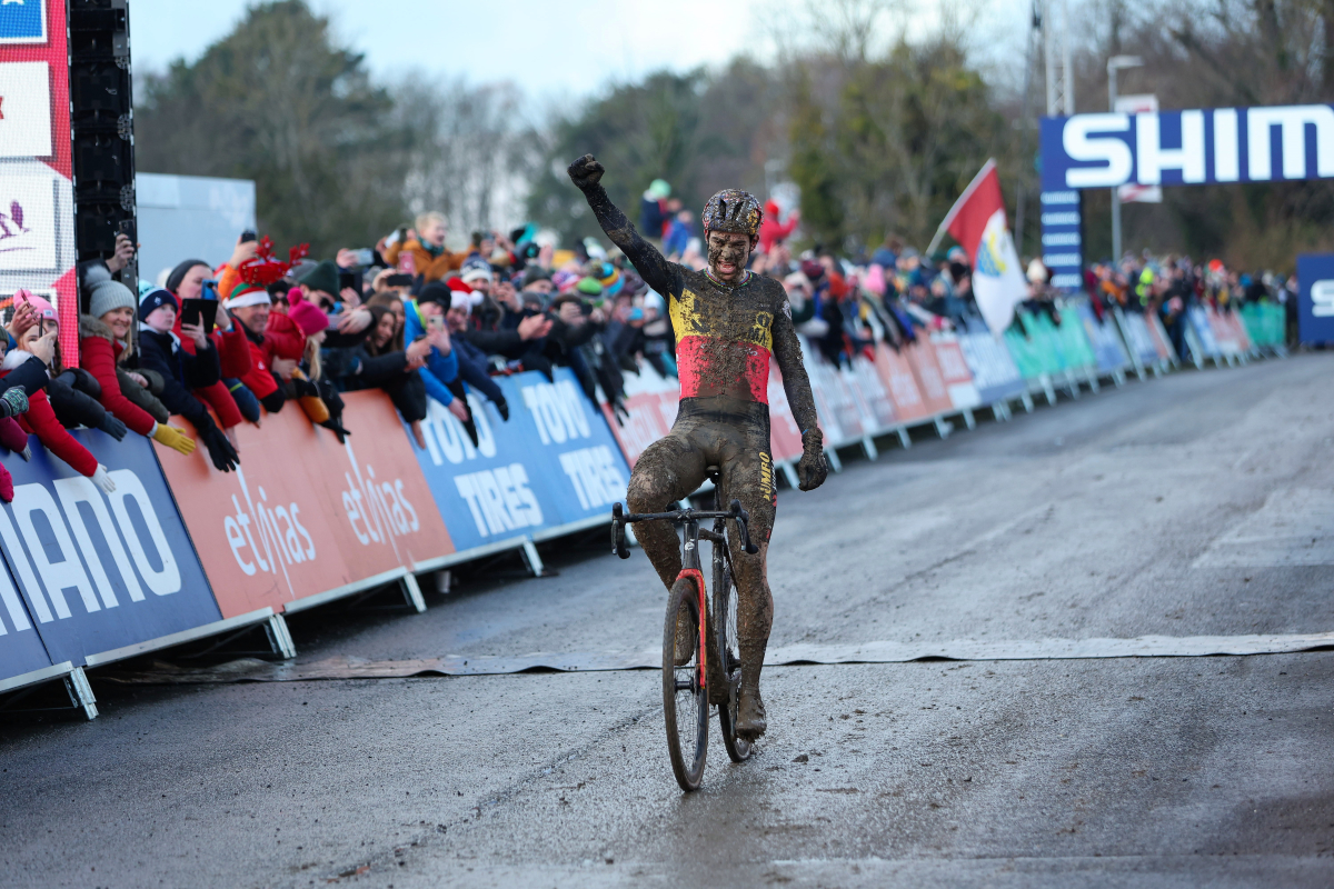 Wout van Aert zegeviert na spektakelrijke cross in Dublin