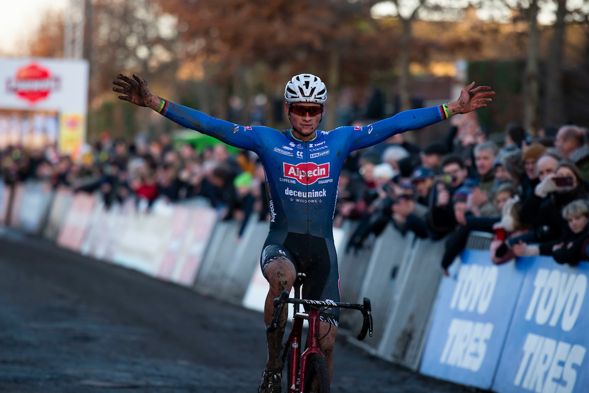 Van der Poel wint battle om de zege in Gavere