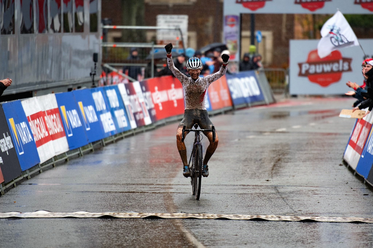 Pieterse schrijft 'Moeder aller crossen' op haar palmares