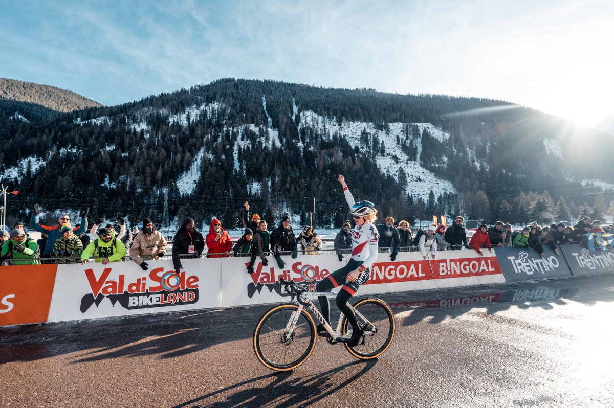 Puck Pieterse solo naar winst op spekgladde omloop