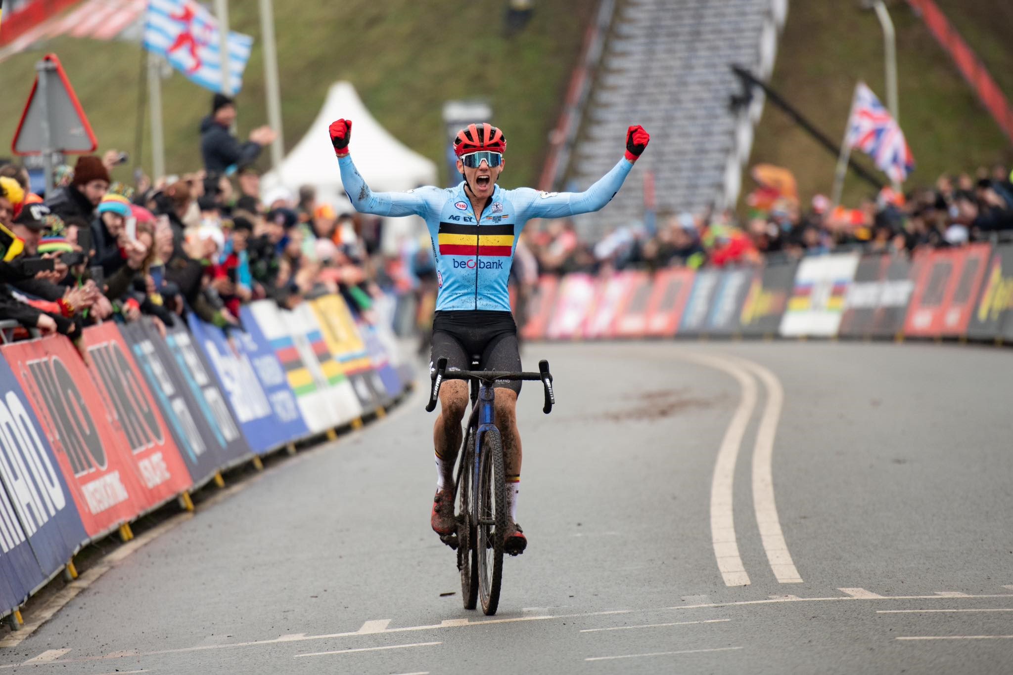 Hele sterke Nys solo naar wereldtitel bij U23 heren