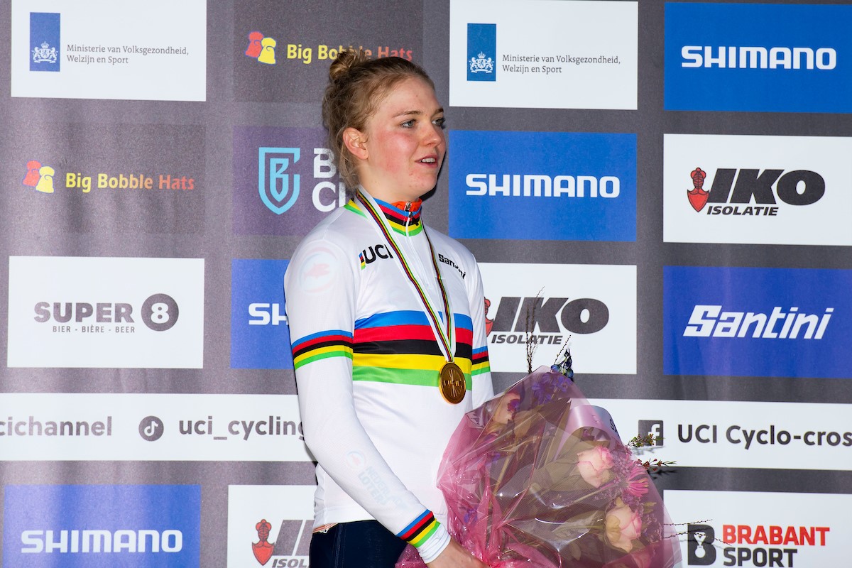 Fem van Empel verovert wereldtitel veldrijden bij elite dames