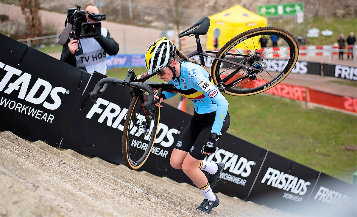 Julie Brouwers pakt samen met Belgische ploeg de eerste medaille op 't WK