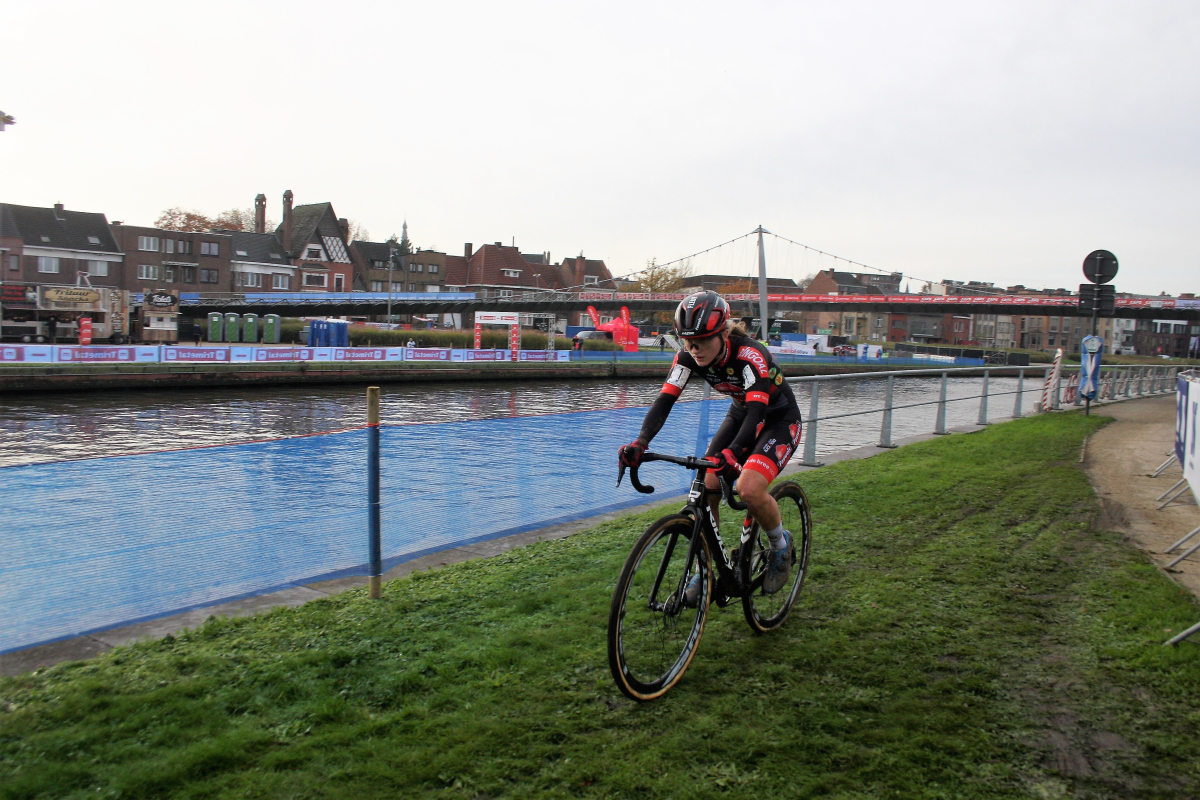 Fleur Moors was oppermachtig in de Caps Urban Cross