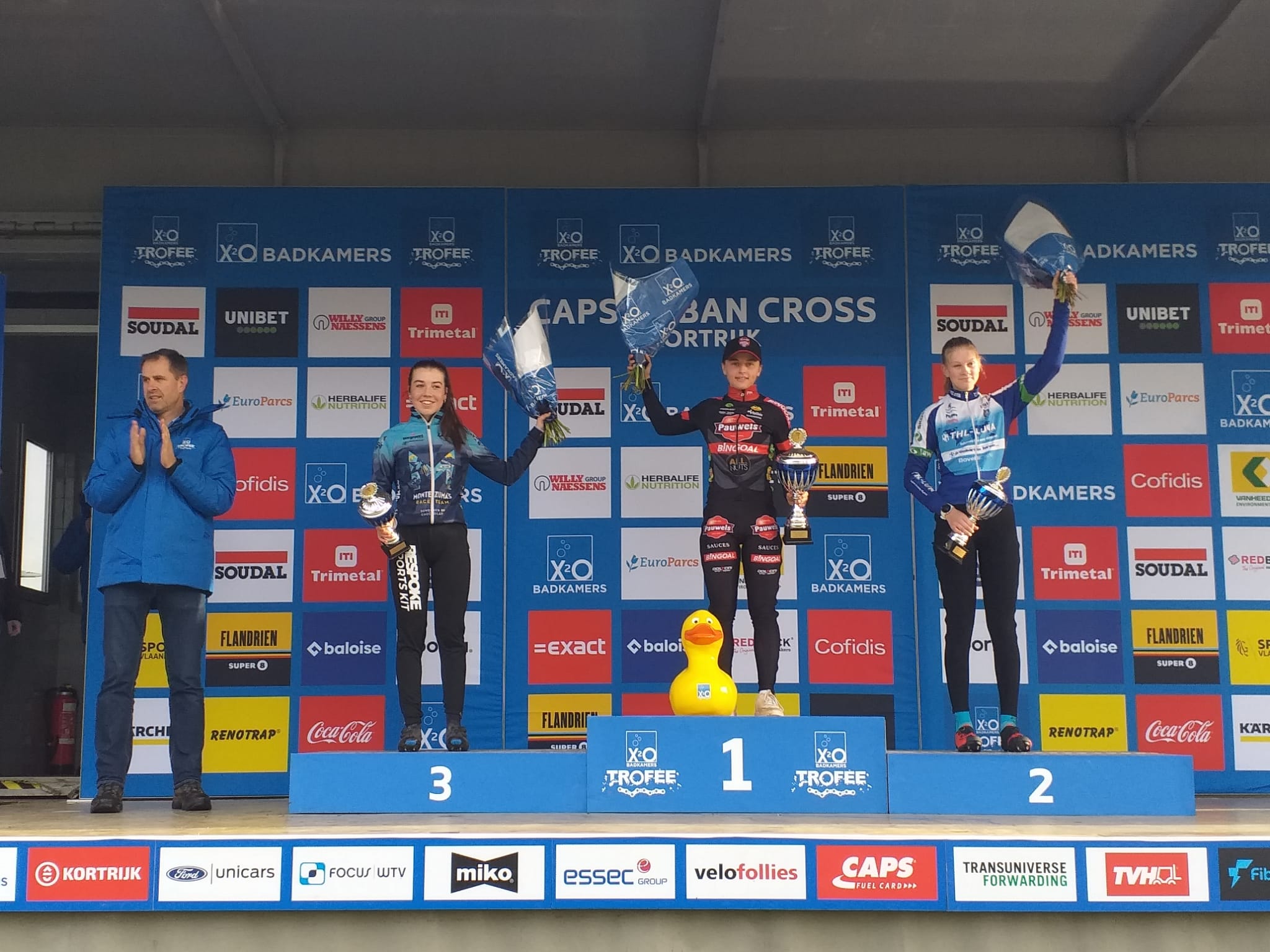 dames juniores kortrijk podium.jpeg (322 KB)