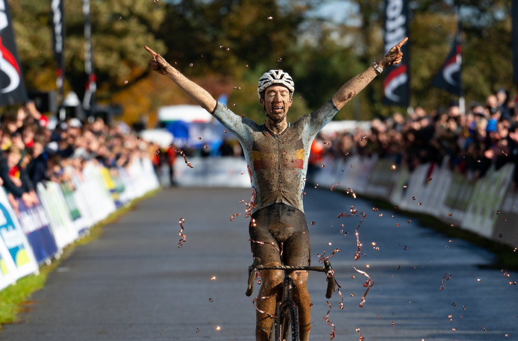 Jente Michels is Europees kampioen veldrijden bij U23 heren