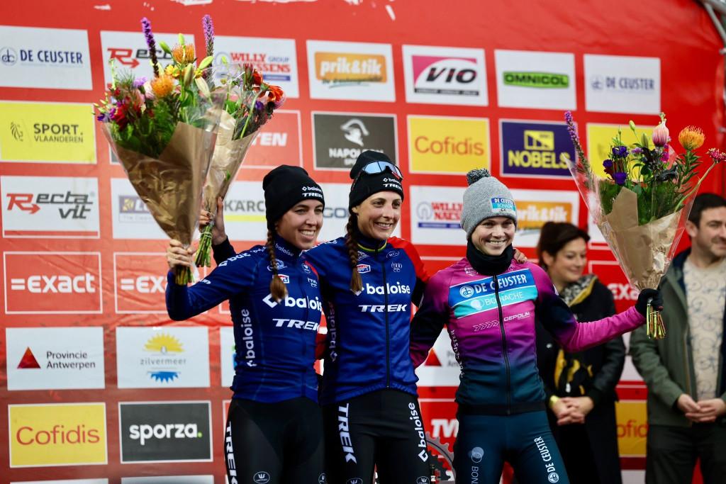 Mol 23 credit Bram podium dames.jpeg (220 KB)