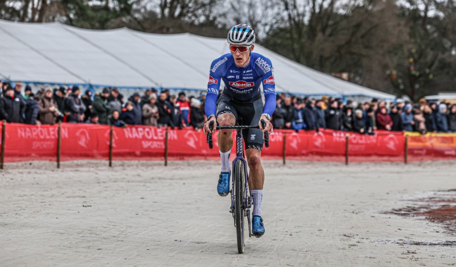 Vandeputte op podium met Van der Poel en Van Aert