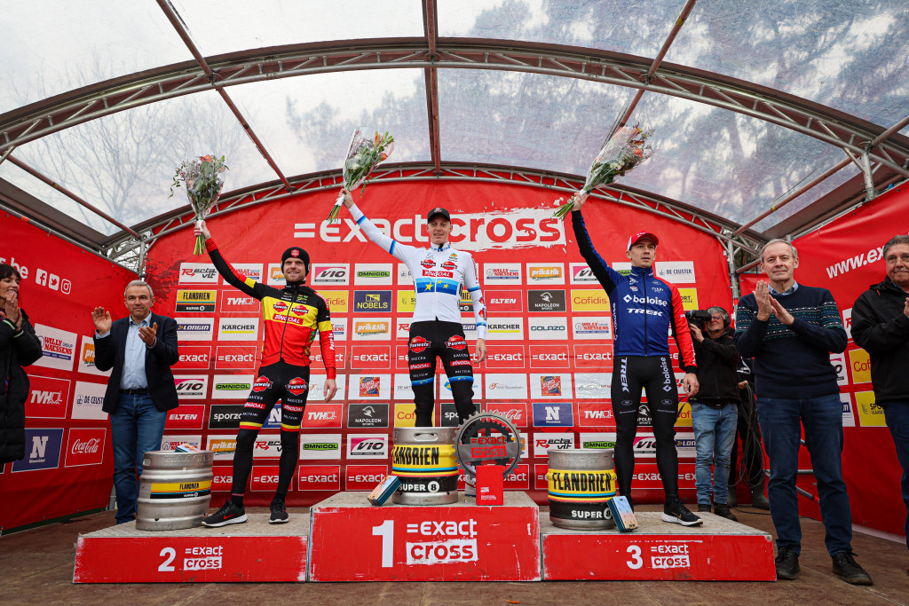 St Niklaas credit Yefrifotos podium heren.jpeg (329 KB)