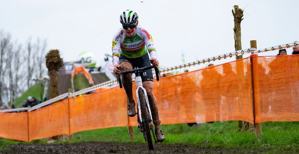 Marion Norbert-Riberolle solo naar winst in Kasteelcross Zonnebeke