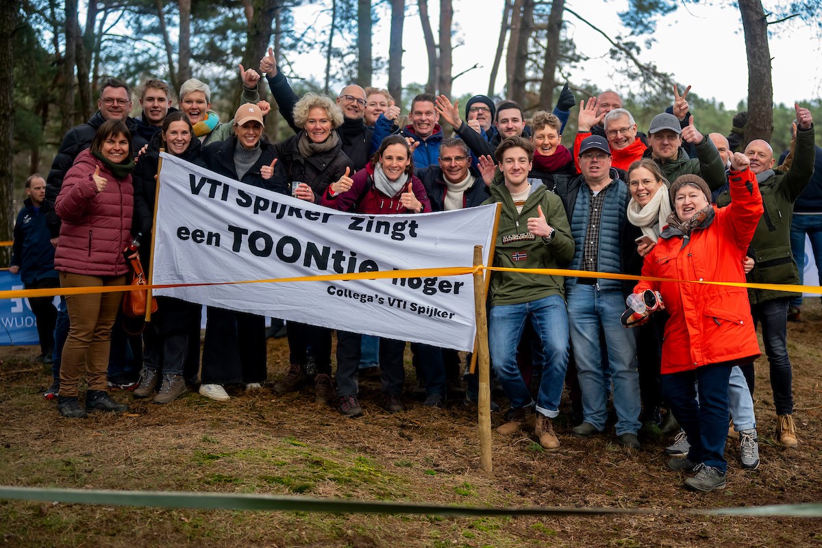 Leerkrachten VTI Spijker kwamen ex-collega Toon Aerts aanmoedigen